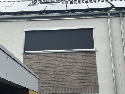 Zonwering met screens, RAL 7047, verduisterend doek