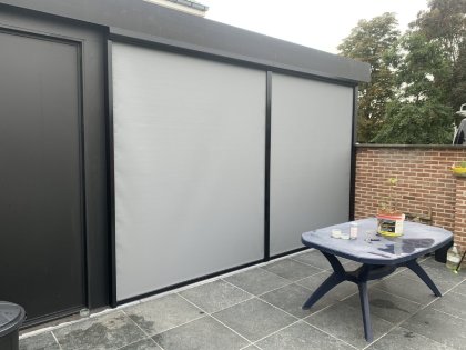 Zonwering met screens, RAL 9005
