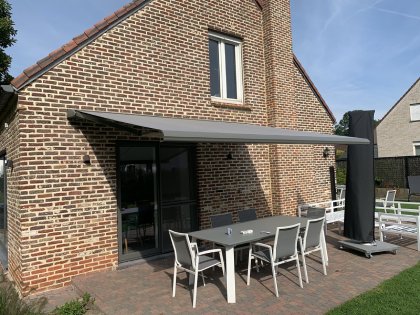 Zonwering met luifels, RAL 7039, windsensor