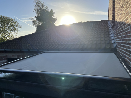 Zonwering met verandazonwering, RAL 8019, windbeveiliging