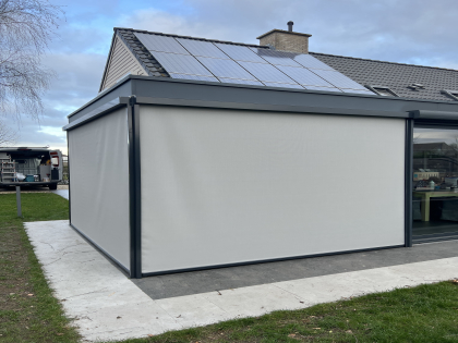 Zonwering met screens, RAL 7016