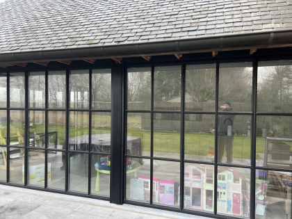 Zonwering met screens, RAL 9005, structuurlak