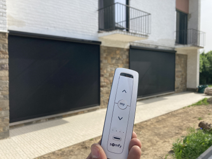 Zonwering met screens, RAL 9005, structuurlak