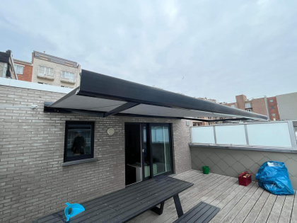 Zonwering met luifels, RAL 7016