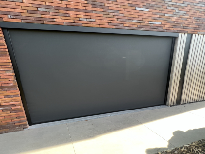 Zonwering met screens, RAL 9005, structuurlak