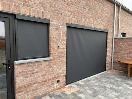 Zonwering met screens, RAL 9005