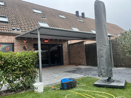 Zonwering met luifels, RAL 9007, structuurlak