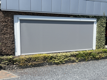 Zonwering met luifels, RAL 9010