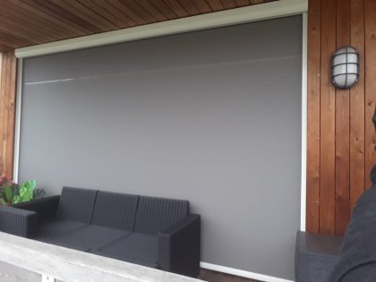 Zonwering met screens, RAL 1015