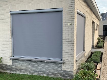 Zonwering met screens, RAL 7042