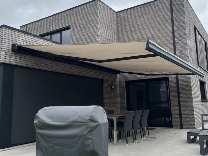 Zonwering met luifels, RAL 9011, structuurlak, waterdicht doek