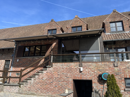 Zonwering met luifels, RAL 8019, LED verlichting