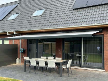 Zonwering met luifels, RAL 7016, waterdicht doek