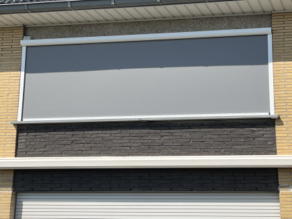 Zonwering met screens, RAL 9010, verduisterend doek