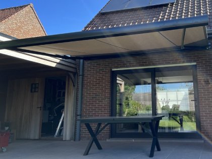 Zonwering met luifels, RAL 8019, windbeveiliging