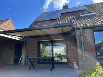 Zonwering met luifels, RAL 8019