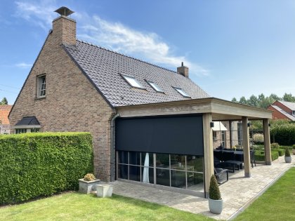 Zonwering met screens, RAL 9004