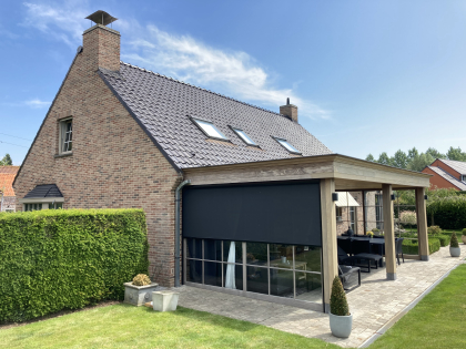 Zonwering met screens, RAL 9004