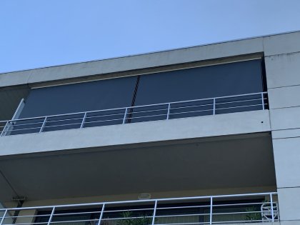 Zonwering met screens, RAL 9001