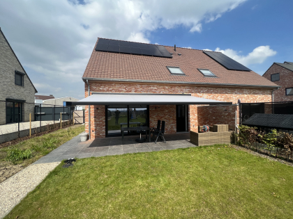 Zonwering met luifels, RAL 9004